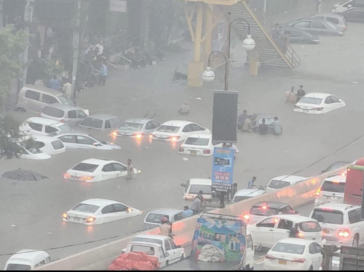 AzharAbbas3's tweet photo. The Sindh govt and city administrations’ claims of preparedness were washed away with the first spell of rain in Karachi. Despite prior warnings, no effective measures were taken. The situation is dire, with thousands of people, including children, stranded on the roads. What is the government doing?
