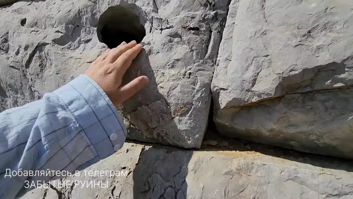 plastolithic's tweet photo. @ricklithan If you see holes like these you'll probably also see spork tracks. Whatever structures they are on are deserve particularly thorough photo documentation. https://t.co/AIZt7ICqTD