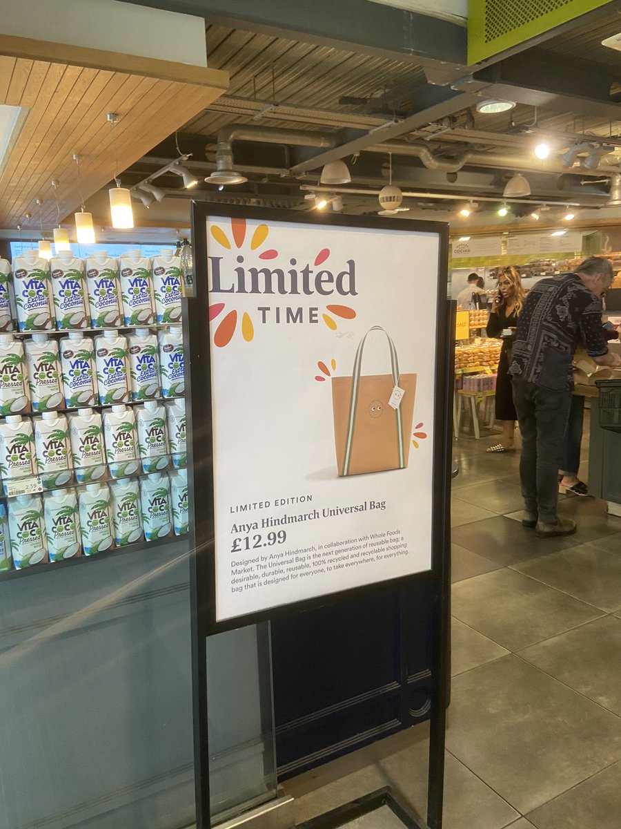 thejourneynote's tweet image. Whole food market でアニヤハインドマーチのエコバッグがLimited timeで再販してます。レジの内側に在庫があるので、欲しい方はレジに立ってる方にお声がけください。ちなみに私がいた時も、結婚売れ続けていたので、在庫すぐに無くなりそうですね。人気やのう。#アニヤハインドマーチ