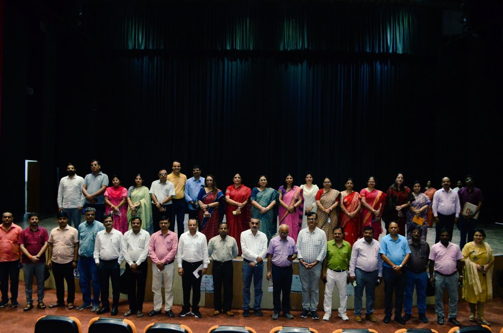Deen Dayal Upadhyaya Gorakhpur University (@ddugu_official) on Twitter photo ЁЯОУ рдорд╛рдирдиреАрдп рдХреБрд▓рдкрддрд┐ рдкреНрд░реЛ. рдкреВрдирдо рдЯрдВрдбрди рдиреЗ рдЖрдЬ 44рд╡реЗрдВ рджреАрдХреНрд╖рд╛рдВрдд рд╕рдорд╛рд░реЛрд╣ рдХреЗ рдЖрдпреЛрдЬрди рд╕реНрдерд▓ рдпреЛрдЧреАрд░рд╛рдЬ рдЧрдВрднреАрд░рдирд╛рде рдкреНрд░реЗрдХреНрд╖рд╛рдЧреГрд╣ рдХрд╛ рдирд┐рд░реАрдХреНрд╖рдг рдХрд┐рдпрд╛ред рд╕рднреА рд╕рдорд┐рддрд┐рдпреЛрдВ рдХреЗ рд╕рдВрдпреЛрдЬрдХреЛрдВ рдХреА рдЙрдкрд╕реНрдерд┐рддрд┐ рдореЗрдВ рддреИрдпрд╛рд░рд┐рдпреЛрдВ рдХреА рд╕рдореАрдХреНрд╖рд╛ рдХреА рдЧрдИред
рд╕рдорд╛рд░реЛрд╣ рдХреЛ рдЧрд░рд┐рдорд╛рдордп рд╡ рд╕рдлрд▓ рдмрдирд╛рдиреЗ рд╣реЗрддреБ рдЖрд╡рд╢реНрдпрдХ рджрд┐рд╢рд╛-рдирд┐рд░реНрджреЗрд╢ рджрд┐рдП рдЧрдПред ЁЯОУ рдорд╛рдирдиреАрдп рдХреБрд▓рдкрддрд┐ рдкреНрд░реЛ. рдкреВрдирдо рдЯрдВрдбрди рдиреЗ рдЖрдЬ 44рд╡реЗрдВ рджреАрдХреНрд╖рд╛рдВрдд рд╕рдорд╛рд░реЛрд╣ рдХреЗ рдЖрдпреЛрдЬрди рд╕реНрдерд▓ рдпреЛрдЧреАрд░рд╛рдЬ рдЧрдВрднреАрд░рдирд╛рде рдкреНрд░реЗрдХреНрд╖рд╛рдЧреГрд╣ рдХрд╛ рдирд┐рд░реАрдХреНрд╖рдг рдХрд┐рдпрд╛ред рд╕рднреА рд╕рдорд┐рддрд┐рдпреЛрдВ рдХреЗ рд╕рдВрдпреЛрдЬрдХреЛрдВ рдХреА рдЙрдкрд╕реНрдерд┐рддрд┐ рдореЗрдВ рддреИрдпрд╛рд░рд┐рдпреЛрдВ рдХреА рд╕рдореАрдХреНрд╖рд╛ рдХреА рдЧрдИред
рд╕рдорд╛рд░реЛрд╣ рдХреЛ рдЧрд░рд┐рдорд╛рдордп рд╡ рд╕рдлрд▓ рдмрдирд╛рдиреЗ рд╣реЗрддреБ рдЖрд╡рд╢реНрдпрдХ рджрд┐рд╢рд╛-рдирд┐рд░реНрджреЗрд╢ рджрд┐рдП рдЧрдПред