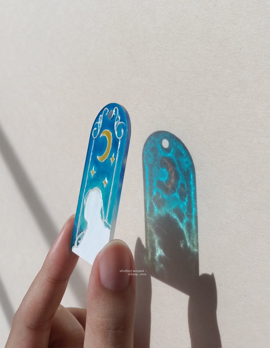Lurp_uwu's tweet image. คัสต้อมคิวแรกคุณลูกค้ามาคัสต้อม2ชิ้นค่ะ เป็นไซส์พวงกุญแจแบบโค้งกับฉากตั้งขนาดa5ที่คุณลูกค้าเป็นคนออกแบบเองทั้ง2ชิ้นเลยค่ะ✨ ตีมหลักจะเป็นแนวเวทมนตร์ ชิ้นพวงกุญแจคุณลูกค้าอยากได้แนวบานกระจกโบสถ์ในยามค่ำคืนที่มองเห็นพระจันทร์นวลตากับหญิงสาวคนหนึ่งค่ะ🌌