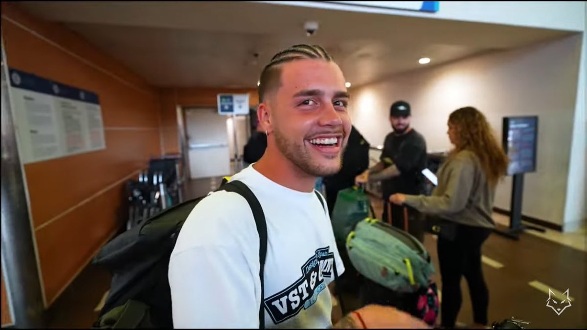 Se puede no tener suerte en la vida o se puede ser este pavo. Medio año de vacaciones gracias a sus amigos. De coña máxima