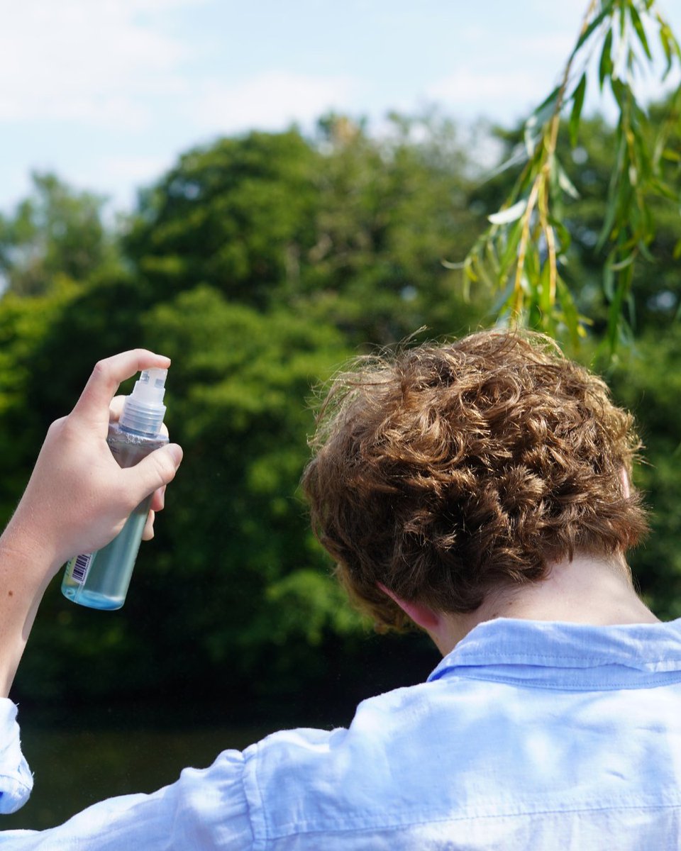 Not your average sea salt spray – this one cares 🌊

Infused with scalp-friendly ingredients:
Caffeine
Saw Palmetto
Betaine

Supports scalp health, hydration, and styling all in one spray. Texture without compromise.