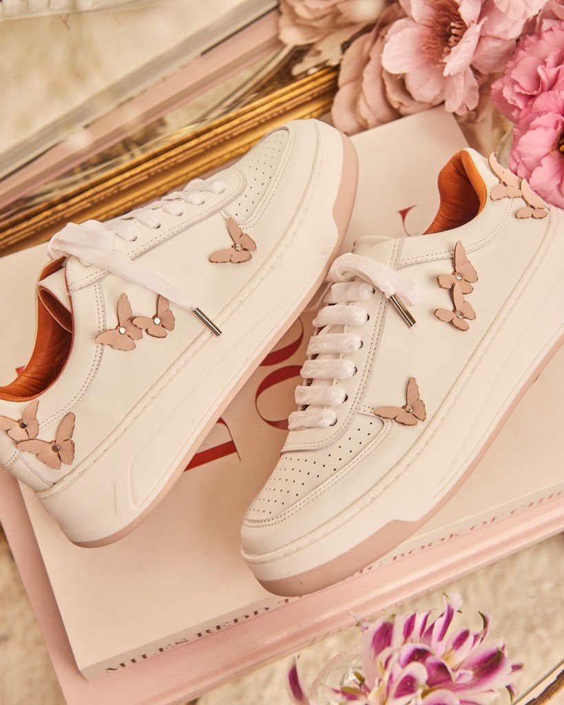AntesMuertas's tweet photo. 2X1 ✨👟 ¿Te quedaste con ganas? En la última semana de SALE tenemos 2x1 en nuestra tienda Online. 
⁠
🛒 Shop online en https://t.co/pK0w3hReNZ⁠
⁠
#AntesMuertas #FW25 #Storyteller #DetailsMatter #FinalSale #ShoesEdit #DreamDrop #StyleOnSale https://t.co/cpFbBAj4C0