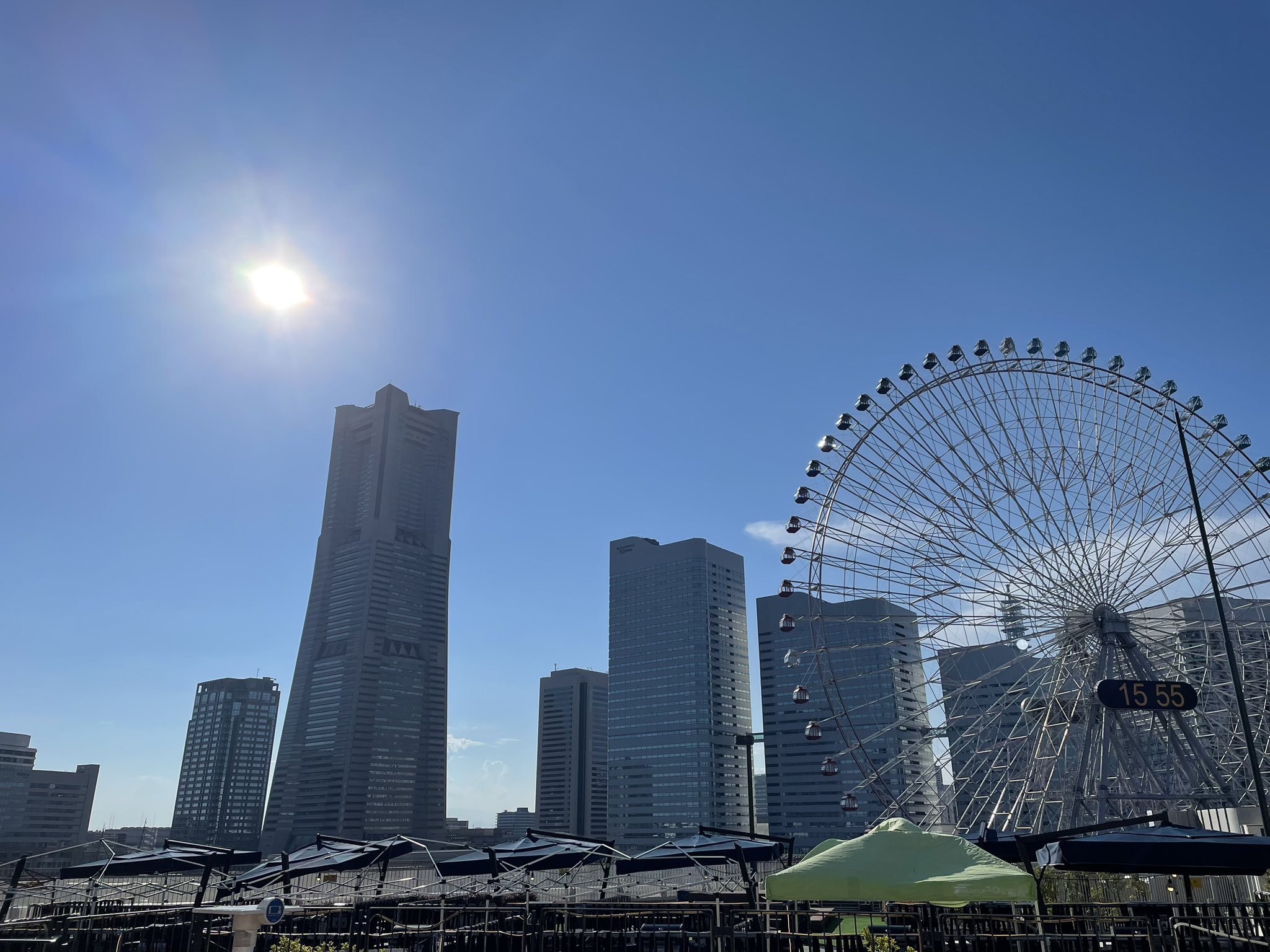 『クジラ乗り場はこちらです』 札幌市 #地下街オーロラタウン で展示中の映像。クジラが泳いで