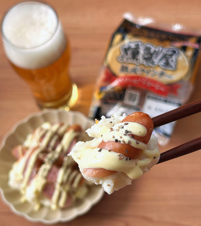 marudai_wanpaku's tweet photo. 【注意】深夜にこれ作ると、罪悪感より先にビールが空になる。燻製屋ウインナーの肉汁をこっそり混ぜ込んだ旨みたっぷりポテサラ、反則すぎ。あなたは燻製屋ウインナーどう使いますか？
【燻製屋と夜更かし】 https://t.co/VW84ZbfLLK