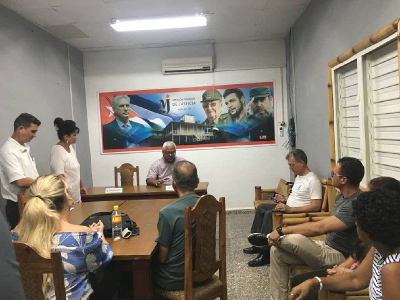Minjus_Cuba's tweet photo. Ministro de Justicia inicia su recorrido de control e intercambio en Holguín, Granma y Santiago de Cuba. En su primera parada, dialoga con  directivos y trabajadores de la DPJ de Holguín y Registro Civil, generando un valioso intercambio con el  público  presente. #MinjusConTodos https://t.co/XSHDHOoAih