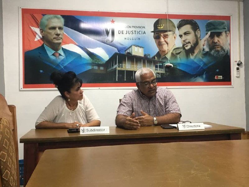 Minjus_Cuba's tweet photo. Ministro de Justicia inicia su recorrido de control e intercambio en Holguín, Granma y Santiago de Cuba. En su primera parada, dialoga con  directivos y trabajadores de la DPJ de Holguín y Registro Civil, generando un valioso intercambio con el  público  presente. #MinjusConTodos https://t.co/XSHDHOoAih