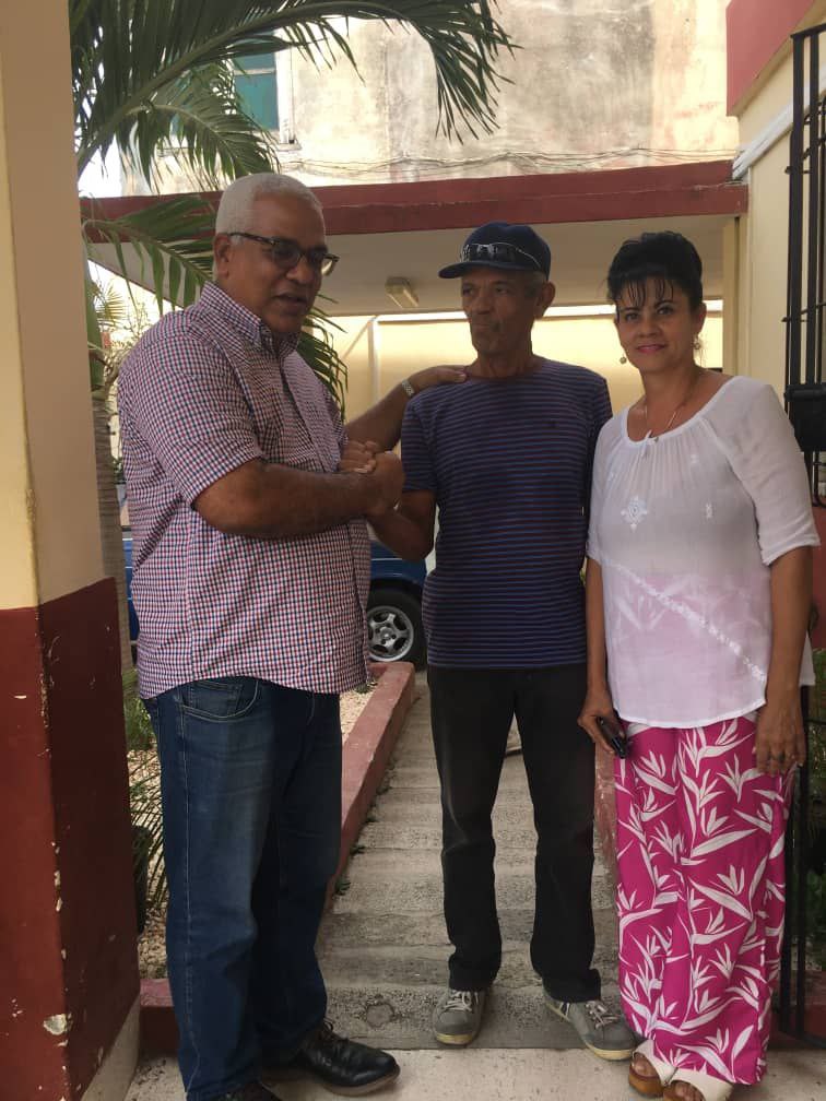Minjus_Cuba's tweet photo. Ministro de Justicia inicia su recorrido de control e intercambio en Holguín, Granma y Santiago de Cuba. En su primera parada, dialoga con  directivos y trabajadores de la DPJ de Holguín y Registro Civil, generando un valioso intercambio con el  público  presente. #MinjusConTodos https://t.co/XSHDHOoAih