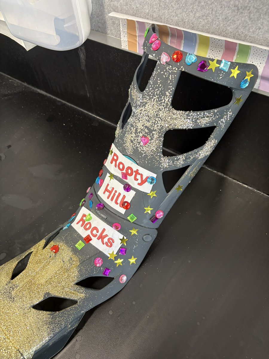 Thanks KA for ✨ ‘bedazzling’ ✨ my CAM boot! I know this will make my recovery so, so, SO much better !!!✨✨✨
#RootyHillROCKS !!! ✨✨✨