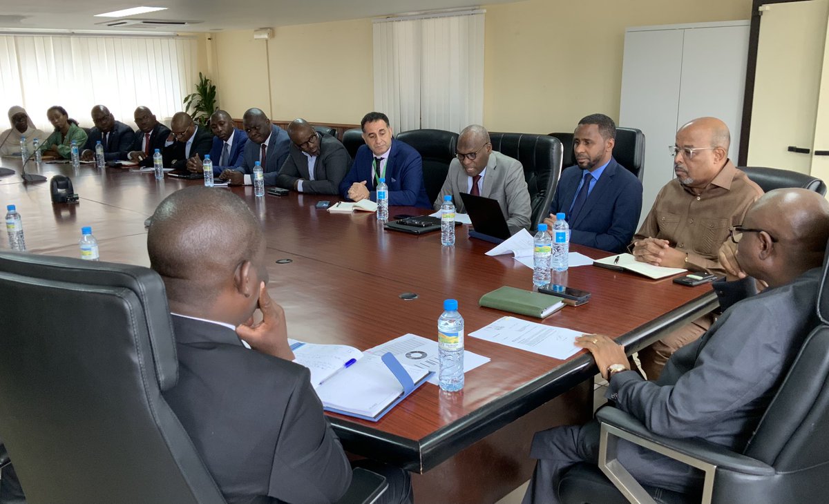 bcrggn's tweet photo. Mardi 19 août 2025 : Rencontre entre la #BCRG et l’Association Professionnelle des Banques #APB. Les échanges ont porté sur les voies et moyens de #résolution de la #crise actuelle de #cash. Des pistes de solutions ont été identifiées. https://t.co/vQZw2OCx7o
