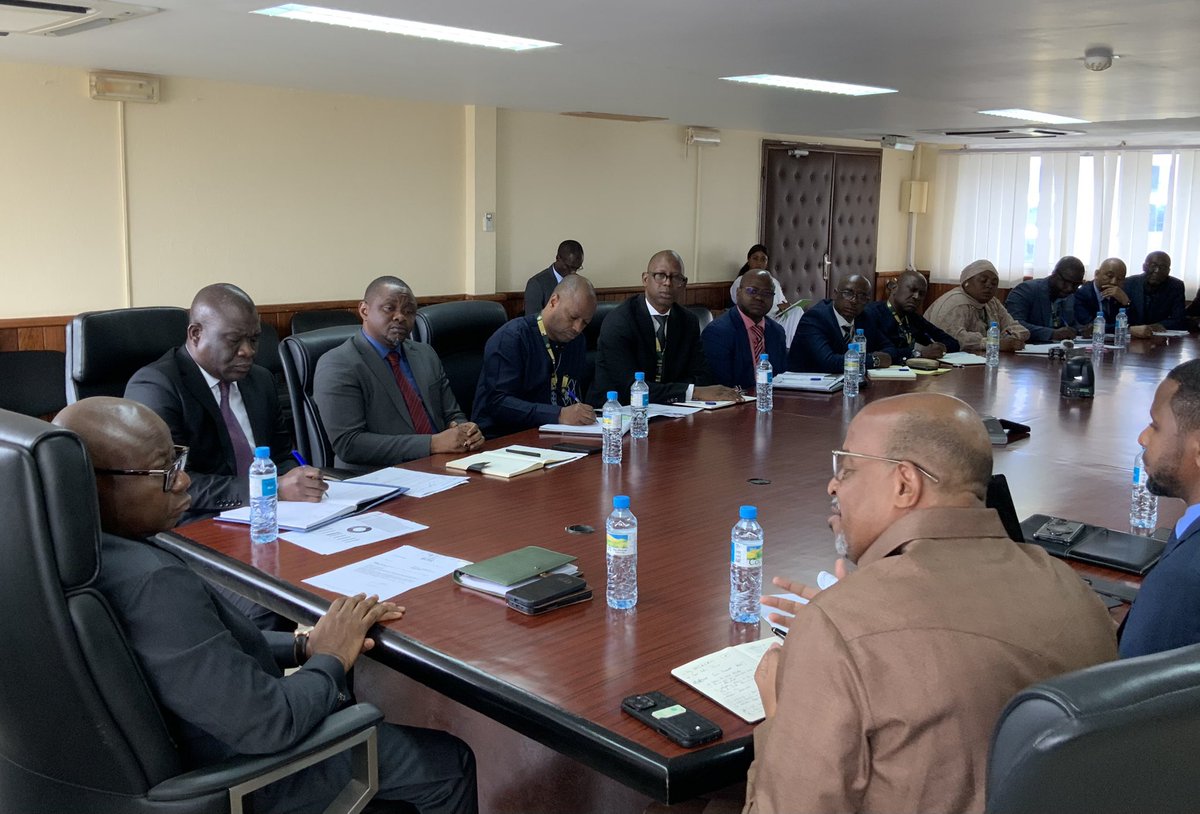 bcrggn's tweet photo. Mardi 19 août 2025 : Rencontre entre la #BCRG et l’Association Professionnelle des Banques #APB. Les échanges ont porté sur les voies et moyens de #résolution de la #crise actuelle de #cash. Des pistes de solutions ont été identifiées. https://t.co/vQZw2OCx7o