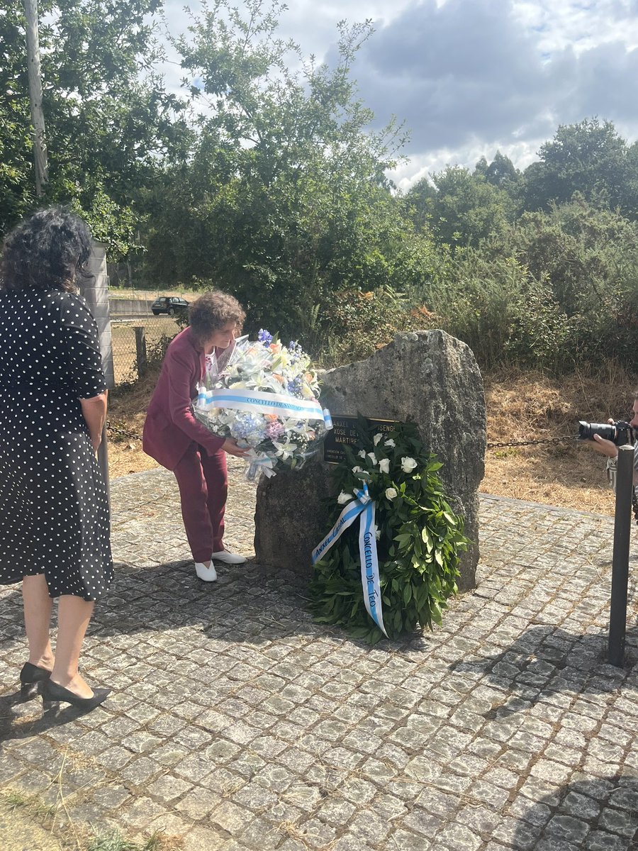 Concello de Santiago (@pazoderaxoi) on Twitter photo 🌹 A alcaldesa de Santiago, <a href="/GorettiSRei/">Goretti S. Rei</a>, asiste á ofrenda floral no monólito dedicado a Ánxel Casal, acto organizado polo <a href="/concellodeteo/">Concello de Teo</a>.
#CompostelaOrgullosadeSi #CompostelaBoadeVivir 🌹 A alcaldesa de Santiago, <a href="/GorettiSRei/">Goretti S. Rei</a>, asiste á ofrenda floral no monólito dedicado a Ánxel Casal, acto organizado polo <a href="/concellodeteo/">Concello de Teo</a>.
#CompostelaOrgullosadeSi #CompostelaBoadeVivir