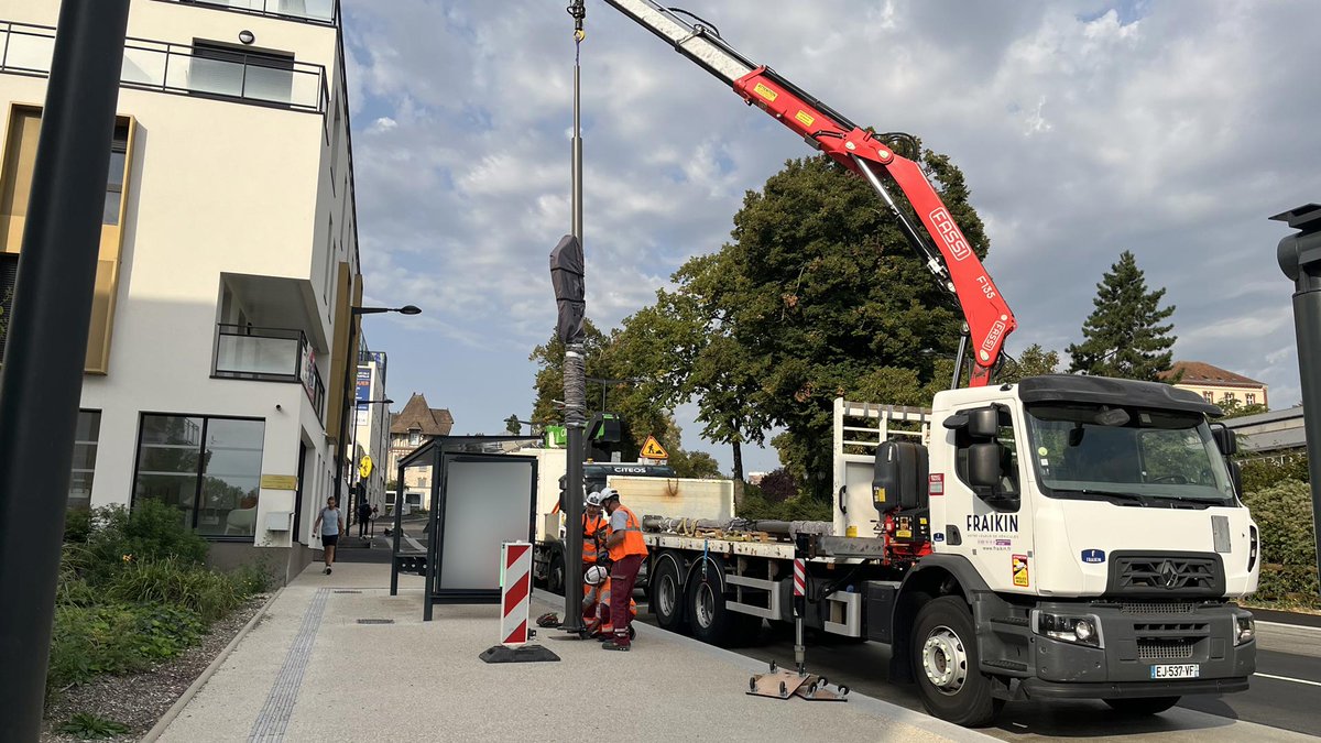 VilledeChartres's tweet photo. 📣 Dernière ligne droite avant la mise en service du #BHNS de #Chartresmétropole ! Cette semaine, les totems en vitrail sont posés et orneront les abri-bus entre la Gare et la porte Morard ✨Plus d’infos sur le BHNS ► https://t.co/Mnm9Lt34uO https://t.co/sJ7pqibIVE