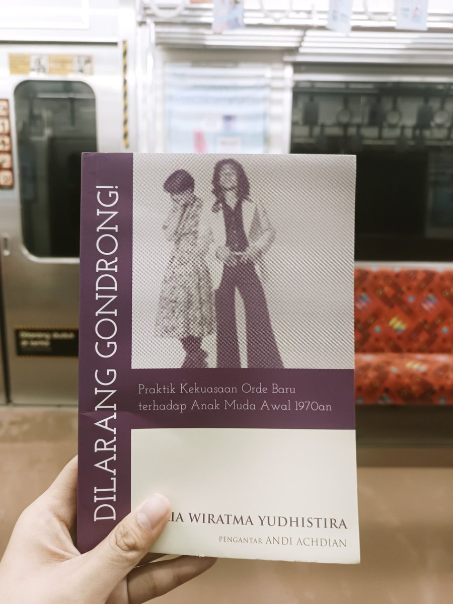 27pagesofikvjou's tweet photo. meskipun di transum, tidak menghalangi diri untuk membaca. 

"kok, bisa ya rambut pun diatur dlm ranah politik? "

buku ini akan memaparkan mengapa pemerintah turun tangan dalam razia menertibkan anak muda di tahun 70-an.

#MerdekaMembaca #Bacadimanakapansaja  #tebabookclub https://t.co/9EJF8raKap