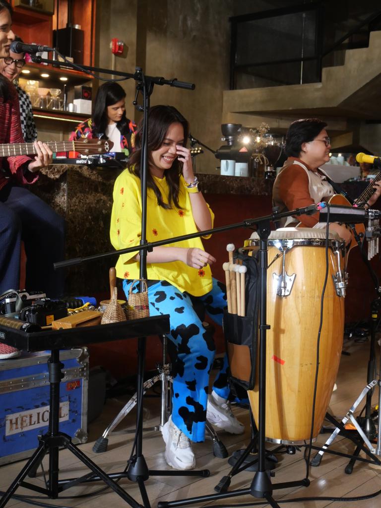 HAPPY BIRTHDAY, MAMA A! 

thank you for extending your energy to us. ikaw ang paborito kong bassist!

<a href="/agnesreoma/">Agnes Reoma (tambay)</a>
