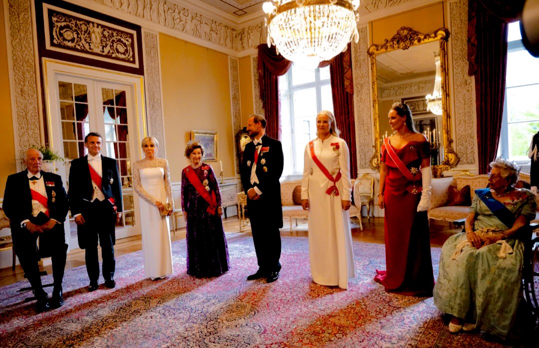 royalchildren_'s tweet photo. #KingHarald V #CrownPrinceHaakon #CrownPrincessMetteMarit #PrincessIngridAlexandra #PrincessAstrid of Norway, French President Emmanuel Macron & Brigitte Macron attend the State Banquet on Day 1 of the French State Visit, at The Royal Palace in Oslo, Norway 🇫🇷🇳🇴 -June 23rd 2025. https://t.co/i8SUKbxpci