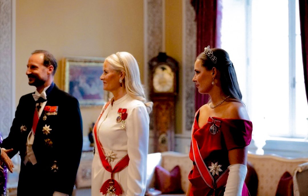 royalchildren_'s tweet photo. #KingHarald V #CrownPrinceHaakon #CrownPrincessMetteMarit #PrincessIngridAlexandra #PrincessAstrid of Norway, French President Emmanuel Macron & Brigitte Macron attend the State Banquet on Day 1 of the French State Visit, at The Royal Palace in Oslo, Norway 🇫🇷🇳🇴 -June 23rd 2025. https://t.co/i8SUKbxpci