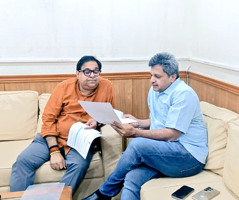 DDA से जुड़ी समस्याओं को लेकर मोती नगर से MLA <a href="/HarishKhuranna/">Harish Khurana</a> जी एवं R. K. Puram से MLA <a href="/AnilSharma4BJP/">Anil Sharma</a> जी का आना हुआ।

हमने स्थानीय निवासियों की समस्याओं को विस्तार से सुना और उन्हें आश्वस्त किया कि संबंधित अधिकारियों से शीघ्र वार्ता कर इन समस्याओं का त्वरित समाधान कराया जाएगा।