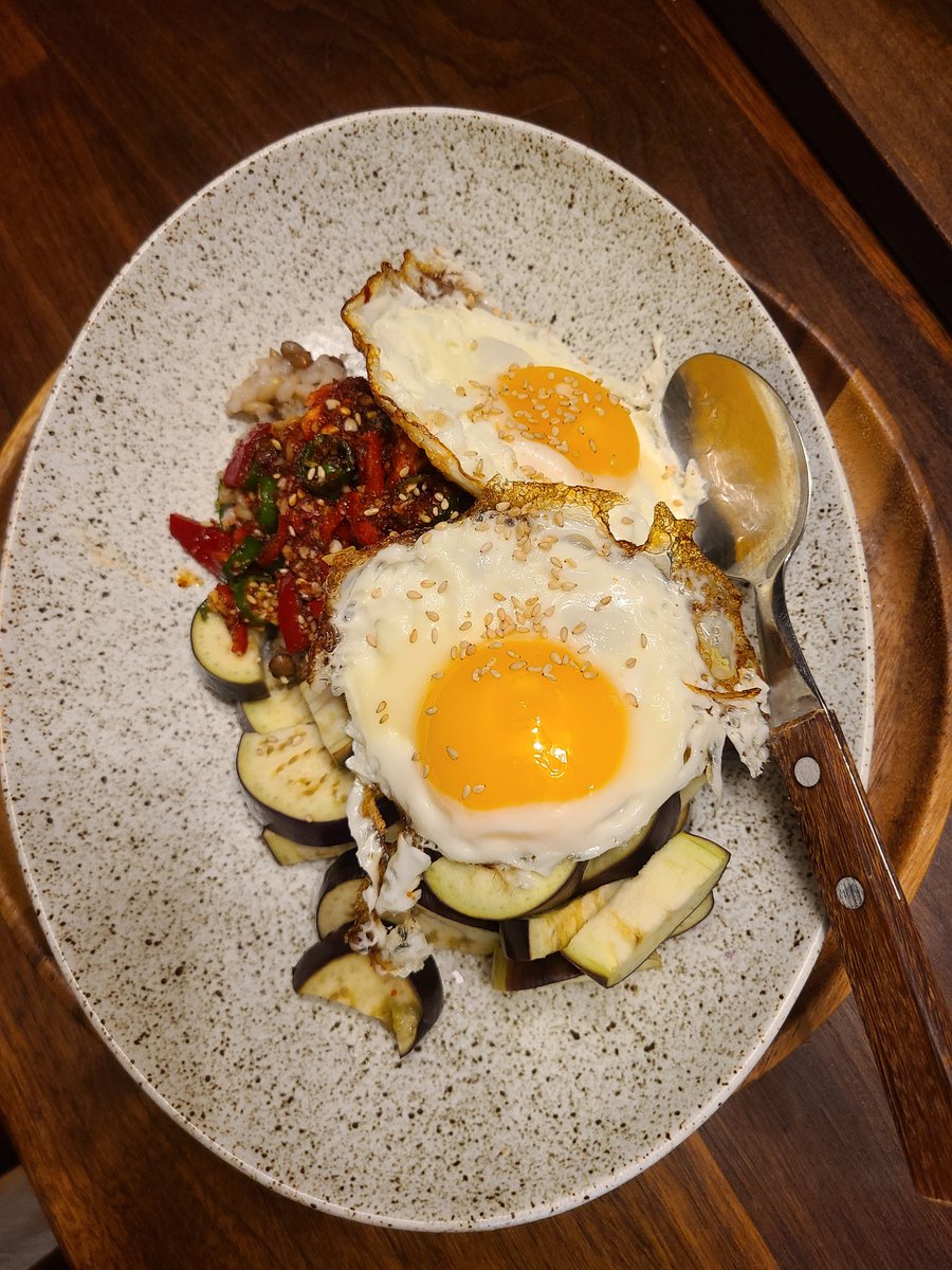 늦은 저녁/가지덮밥🍳
가지 좋아하시는 분 5분컷 요리
해드셔 보세요.초간단이지만 맛있어요!
<가지덮밥>
1.🍆 1개 반달모양으로 달라 실리콘용기에
넣어 3분 찐다
2.양념장/간장1,참치액젓1,고춧가루1
참기름1,마늘 1/2,깨소금,다진청양고추1개 

밥이랑 찐가지,양념장 계란후라이 올려 냠냠 먹는다.