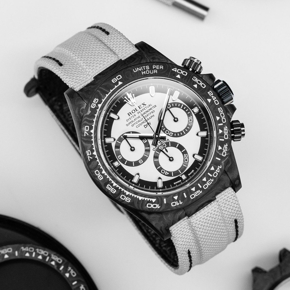 diw_watches's tweet image. DAYTONA CREAM V2

Matte white dial. Carbon fiber case. Built for balance, on and off the track.

Lightweight. Precise. Racing soul in restrained form.

designa-individual.com/en/watches/car…

#DesignaIndividual #DaytonaCream #CarbonChronograph #PieceUnique

---------
DiW Manufacture offers