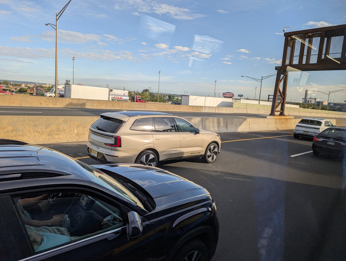 CarsandTechJDM's tweet photo. .@VolvoCarUSA EX90 Prototype Test Vehicle still on the road 🤔 🤷‍♂️ https://t.co/JO90GCGlOs