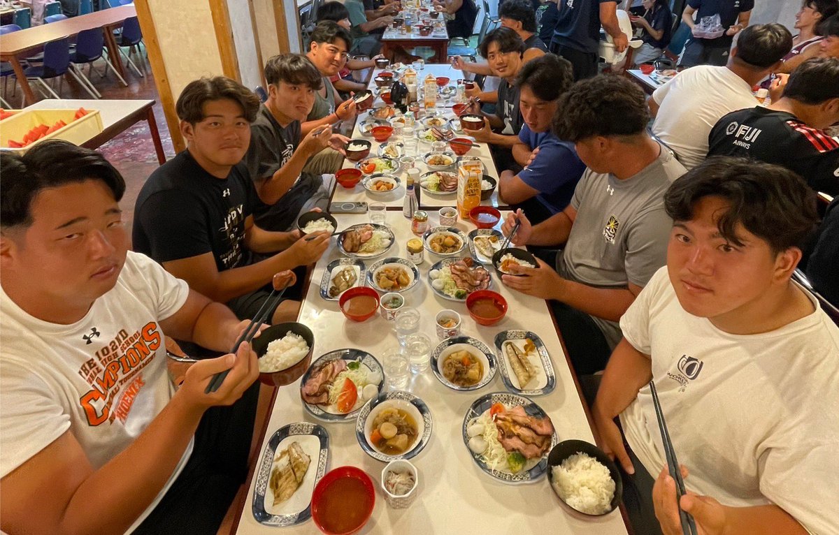 agr_rugby's tweet photo. こんばんは!
5日目の夜ご飯の様子をお届けいたします📸
明日は立命館大学とのオープン戦が行われます🔥
日程:8月20日(水)
キックオフ:15:15
試合会場:サニアパークCグラウンド
#AGR #青学ラグビー #菅平合宿 #agr #青山学院大学 #WORKON https://t.co/HIMXy5ZTUG