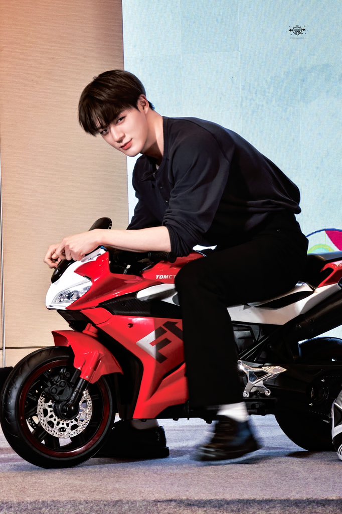 802Lab's tweet photo. RT @NAKS_BB: 250819 SR DAY1

🏍️

#JENO #제노  #ジェノ #NCTDREAM #NCT https://t.co/JpH3dVHX2N