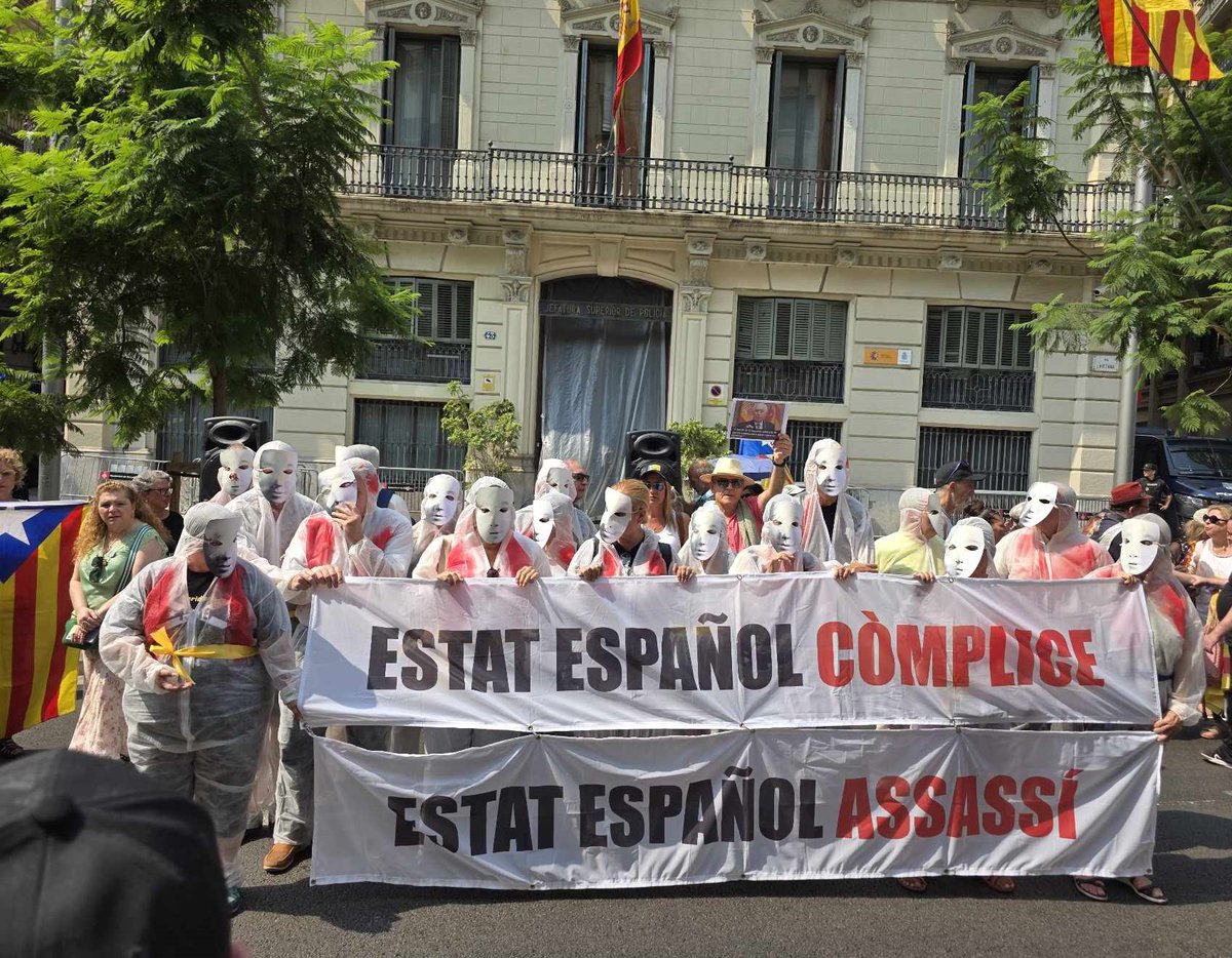 CDR Catalunya #RevoltaPopular 🔥 (@cdrcatoficial) on Twitter photo Ahir i abans-d'ahir va fer 8 anys dels atemptats de Barcelona i Cambrils. <a href="/17A_Exigim/">@17A-exigim-responsabilitats</a> va convocar concentracions de denúncia contra l'estat, que TV3 va callar. L'acte de record a les víctimes a la Rambla va ser vetat als ciutadans per Mossos armats amb metralladores
#Vergonya Ahir i abans-d'ahir va fer 8 anys dels atemptats de Barcelona i Cambrils. <a href="/17A_Exigim/">@17A-exigim-responsabilitats</a> va convocar concentracions de denúncia contra l'estat, que TV3 va callar. L'acte de record a les víctimes a la Rambla va ser vetat als ciutadans per Mossos armats amb metralladores
#Vergonya