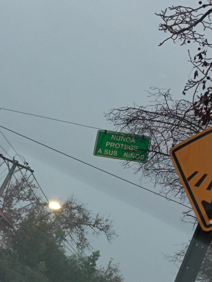 luis_vivanco's tweet photo. Parece que @MuniNunoa solo propaganda y el paso peatonal nadie respeta luces y señaleticas  no funcionan https://t.co/OUyad4Nj0J