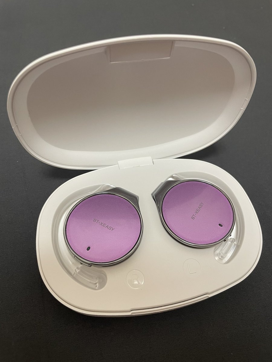 puyoneko11's tweet photo. 🎧耳掛け式ワイヤレスイヤホンを1ヶ月使ってみた

・カナル型だと耳が痛くなる →これは長時間OK🙆‍♀️
 ・「右耳がカチャカチャ鳴る」口コミあり →確かに音はするけど使用は問題なし
 ・充電長持ち⚡️（公式52hは盛ってるかもだけど、1週間充電なしで使えてる）
 ・音質は普通  めっちゃきれい！って訳でもないけど全く違和感なし
 ・完全ワイヤレスで線のストレスなし！外出時はこれ一択
 ・耳掛け式だから落ちにくく、なくす心配もほぼゼロ

何より見た目がめちゃくちゃ可愛くて
普段使い用にはめちゃくちゃアリでした🙌

#イヤホン #ワイヤレスイヤホン