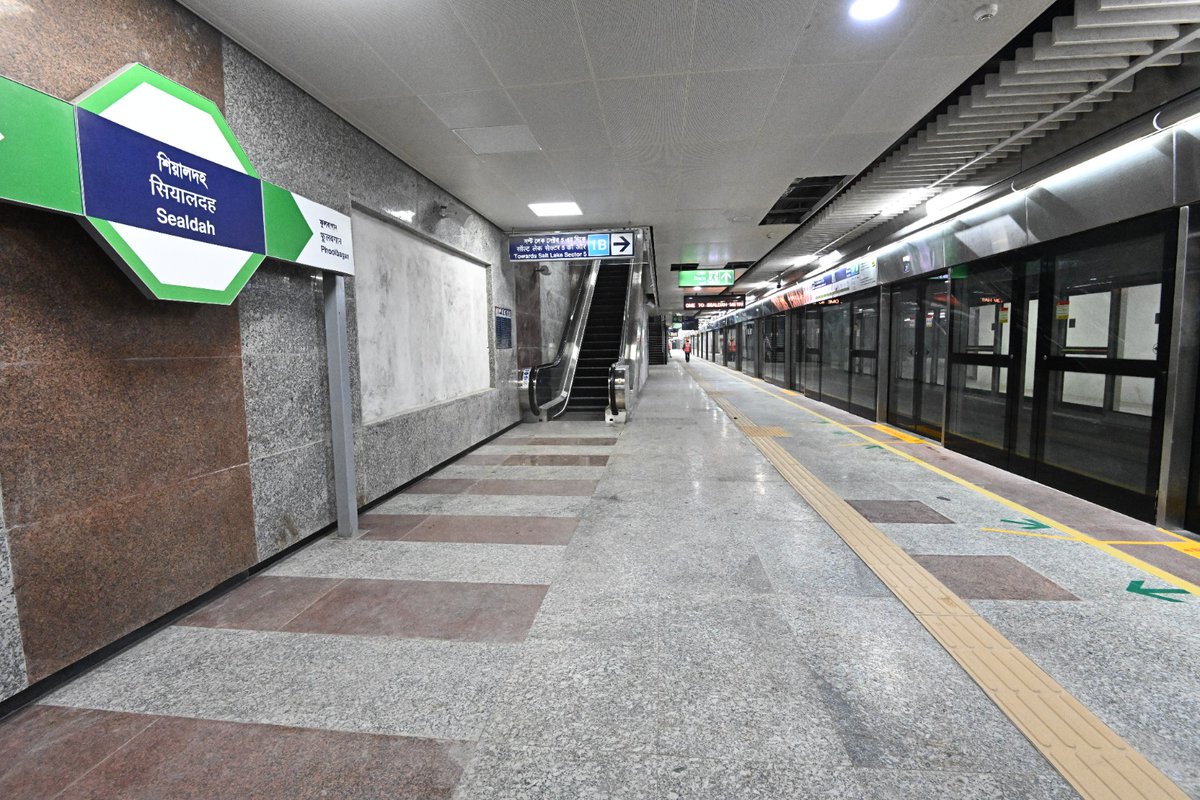 metrorailwaykol's tweet image. A historic Moment for #Kolkata! 
The #MetroRailway, Kolkata now connects #Howrah – #Esplanade – #Sealdah, bringing the city closer than ever.

 #KolkataMetro #kolkatadairies #metro #UrbanConnectivity  #SealdahToHowrah #EsplanadeLink #GreenLine #BlueLine #EastWest