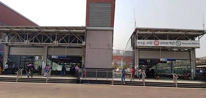 metrorailwaykol's tweet image. A historic Moment for #Kolkata! 
The #MetroRailway, Kolkata now connects #Howrah – #Esplanade – #Sealdah, bringing the city closer than ever.

 #KolkataMetro #kolkatadairies #metro #UrbanConnectivity  #SealdahToHowrah #EsplanadeLink #GreenLine #BlueLine #EastWest