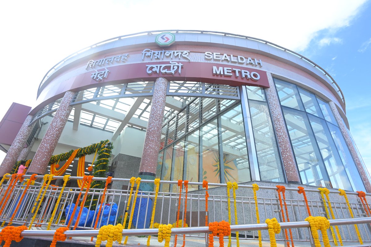 metrorailwaykol's tweet image. A historic Moment for #Kolkata! 
The #MetroRailway, Kolkata now connects #Howrah – #Esplanade – #Sealdah, bringing the city closer than ever.

 #KolkataMetro #kolkatadairies #metro #UrbanConnectivity  #SealdahToHowrah #EsplanadeLink #GreenLine #BlueLine #EastWest