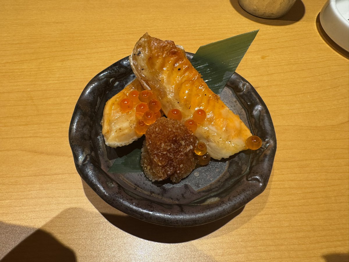 Ha_a_shi's tweet photo. 殻ごと食べられるソフトシェルシュリンプに牡蠣のなめろう、イクラおろし付きの鮭ハラス
知らん食材とか考えたことない組み合わせの調理法でおもろい
ハラスは例外やけど

あと酒進む https://t.co/fer6gELsSd