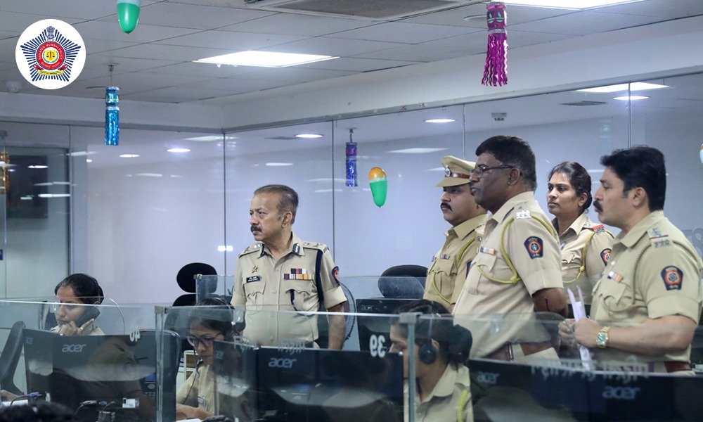 मुंबईकरांच्या सुरक्षेच्या दृष्टीने मा. पोलीस आयुक्त @CpMumbaiPolice श्री देवेन भारती यांनी मुख्य नियंत्रण कक्षातून शहरातील पावसाच्या परिस्थितीची पाहणी केली.

सदर नियंत्रण कक्ष आणि सर्व पोलीस ठाण्यांना सतर्क राहून नागरिकांना तात्काळ मदत उपलब्ध करून देण्याच्या सूचना दिल्या.