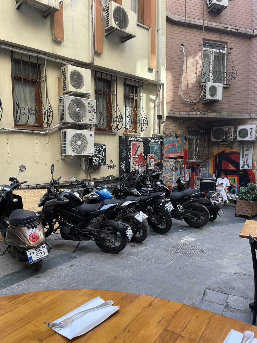 meetserdar's tweet photo. Az önce öğrendim ki bu motorlar ve klimalar benden başka kimseyi rahatsız etmiyormuş. 😒 

@CirkinIstanbul https://t.co/Eqs82IQyoF