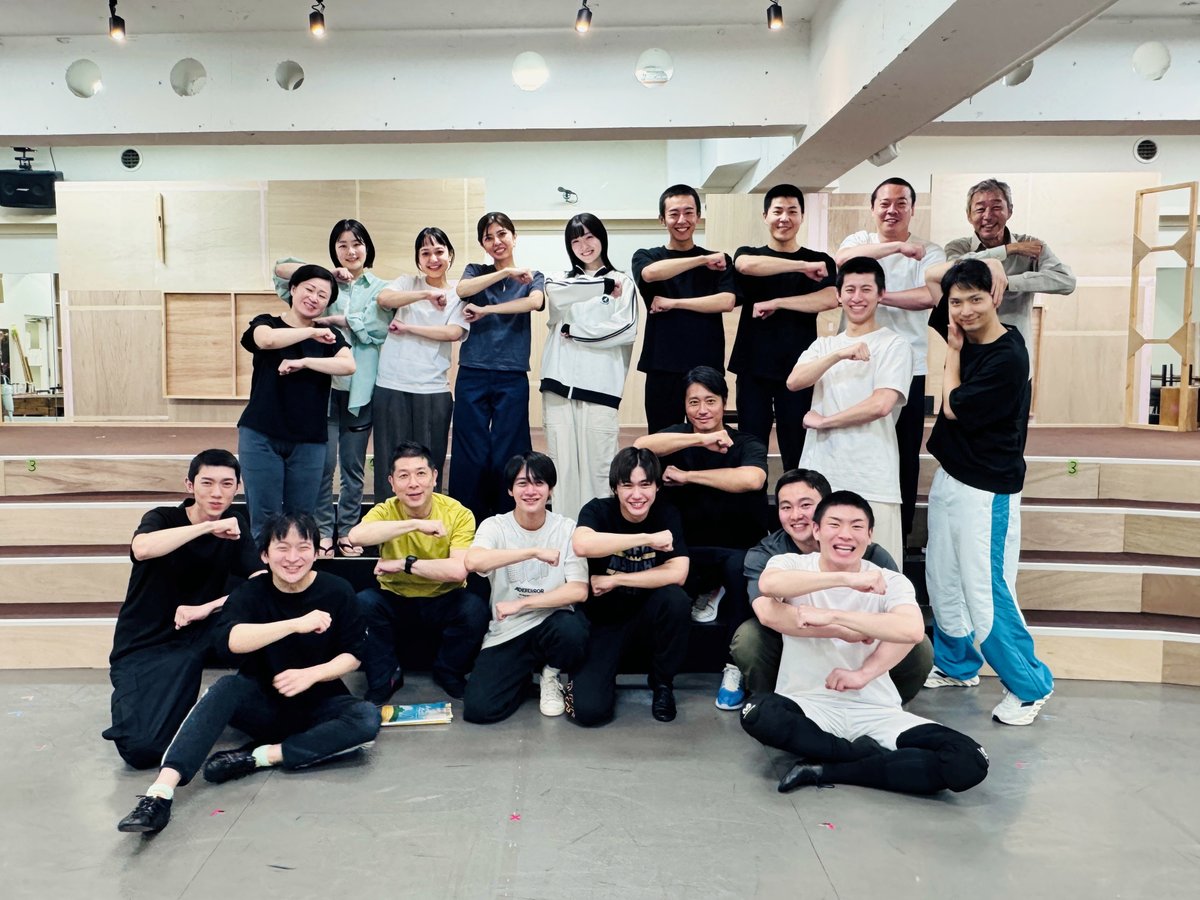 anonatsu_st's tweet photo. 『あの夏、君と出会えて～幻の甲子園で見た景色～』 

一同は稽古場からいよいよサンシャイン劇場へ🏃💨 
みんな一緒に”江戸実ポーズ”✨

📅8月23日(土)より開幕！
🔻#あの夏君と出会えて チケット好評発売中
https://t.co/E4RmqmqMyL https://t.co/R40z7Pa7dB