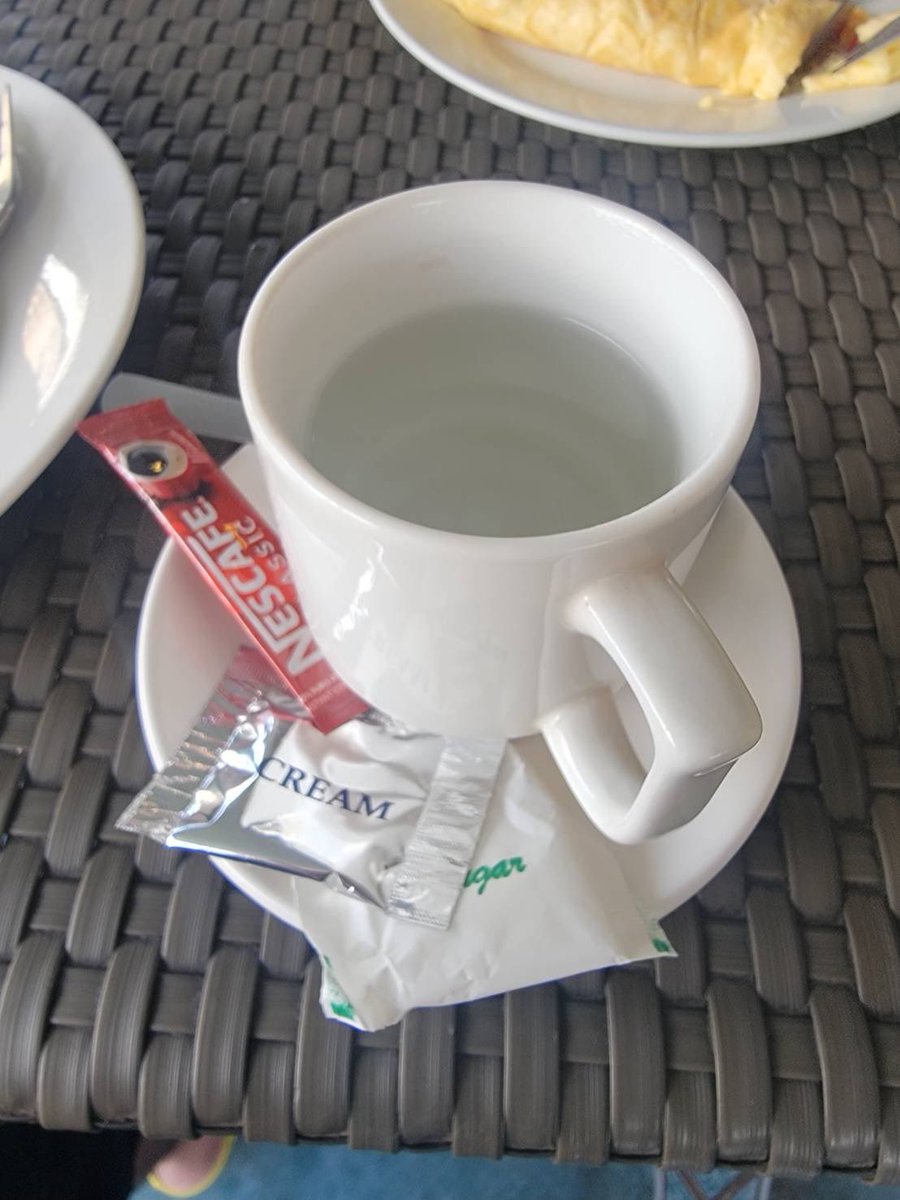 フィリピンでコーヒーを頼むと出てくるこのセット（お湯、コーヒーの粉、砂糖、クリーム）
そうだよね、コーヒーくらい自分で作るよ、という優しい気持ちになれる。
