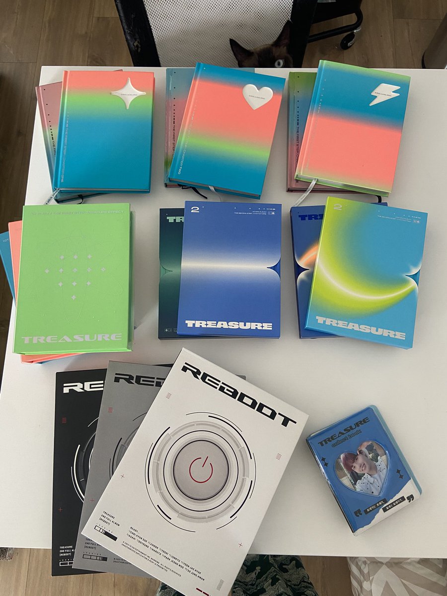 Lehaa99's tweet photo. 💸WTS TREASURE COLLECTION 

I want to sell my entire Treasure albums collection, I don’t really stan them anymore 

Most of the albums are in good condition, only two or three are a little damaged
They’re all complet, I have some posters and POBs too 

Dm if you’re interested 💎 https://t.co/CRjQdGJyEq