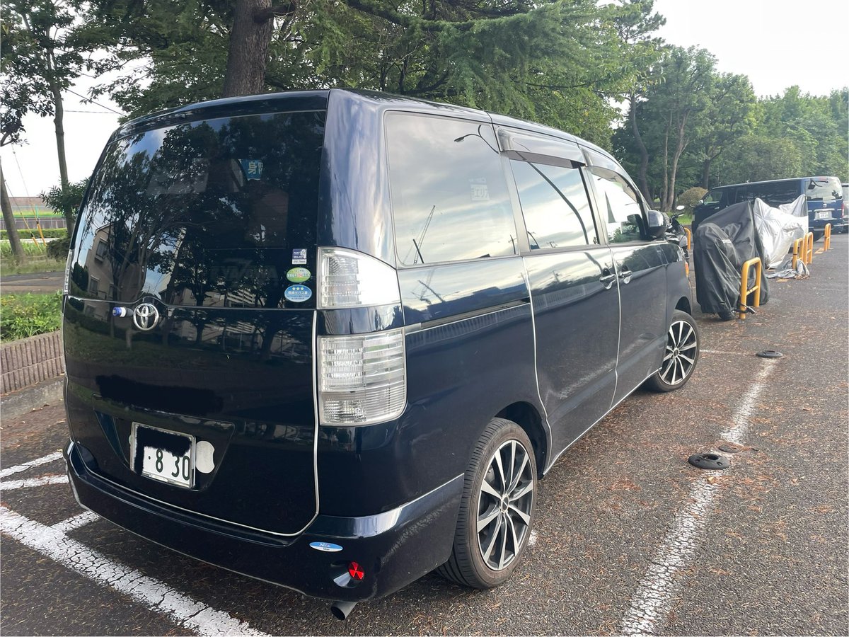 g_g_monster's tweet photo. ロックの神とまで称される矢沢永吉さんを慕い…No.や看板まで背負ってるのにさ。
身障者用スペースに平然と車止めて張り紙されてさ…  こんなんロックじゃねーだろ？
永ちゃん泣いてるよ？
#矢沢永吉　#永ちゃん　#ロック　#恥だよ https://t.co/d5ftuNc0Oz