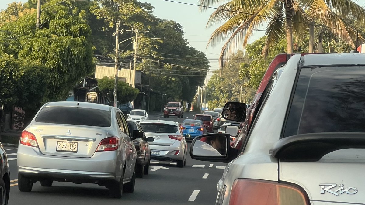 radar_sv's tweet photo. Si tu ruta te lleva a la Av.Bernal #SanSalvador el tráfico va lento.
Así que paciencia si vas para esa zona.
#TraficoSV #RadarSV https://t.co/oWPiY0Knq8