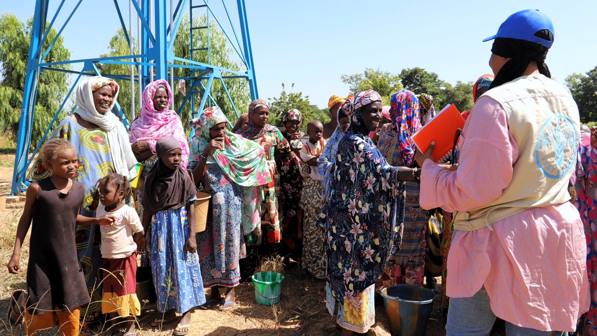 FAOMali's tweet photo. Aujourd’hui, rendons hommage à celles &amp; ceux qui travaillent aux côtés des agriculteurs &amp; éleveurs pour leur donner les moyens de produire, nourrir &amp; renforcer leur résilience face aux chocs.
#AgirPourLHumanité 🤝🏾
#JournéeMondialeDeLAideHumanitaire 🌍#WorldHumanitarianDay 🙏🏾 https://t.co/PI5CNMaiQH
