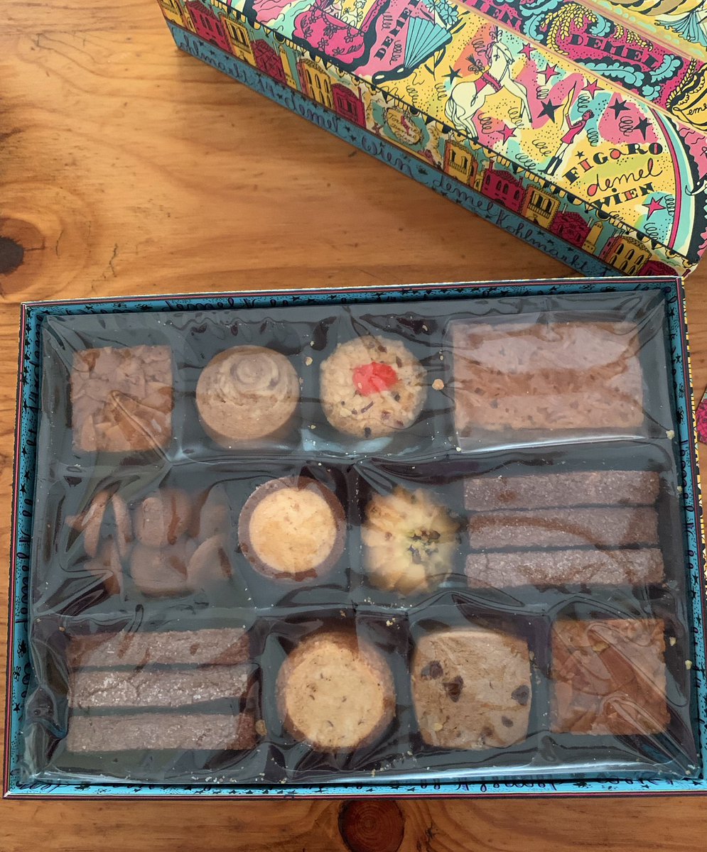 わーい🙌
デメルの焼き菓子もらった😽🧡
チョコ🍫のイメージだったけどクッキー🍪もあるのね💕︎
包装紙可愛い"(∩&gt;ω&lt;∩)"と思ったら箱も可愛くて又まりん家に捨てられない箱増える😹