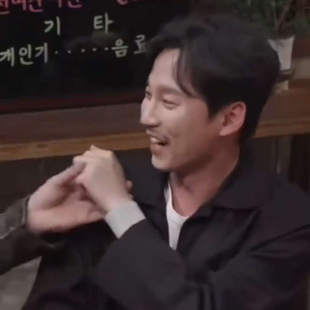 웅팍 손만한 얼굴과
웅팍 손 반만한 남길이 손