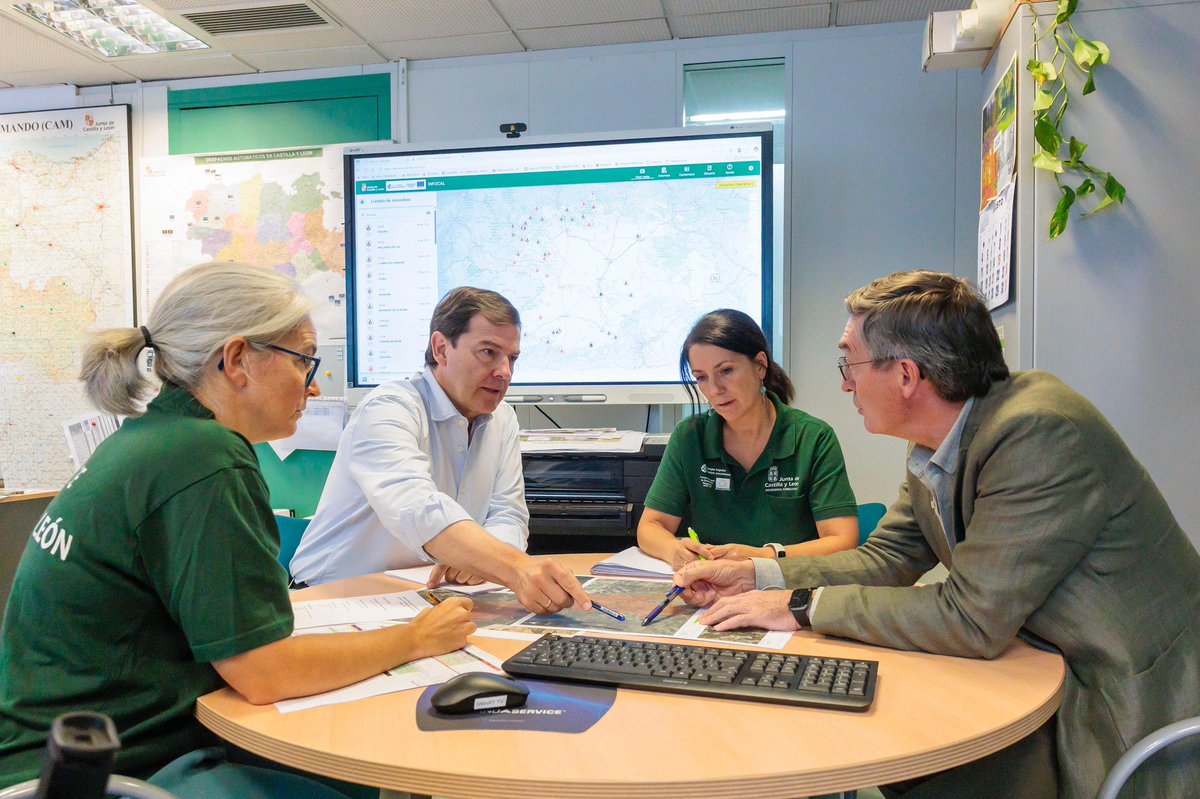 Hemos mantenido una nueva reunión en el Centro Autonómico de Mando para analizar la evolución de los incendios. Gracias al esfuerzo de todos los operativos que han podido avanzar al mejorar las condiciones meteorológicas, la situación se está estabilizando. No hay que bajar la