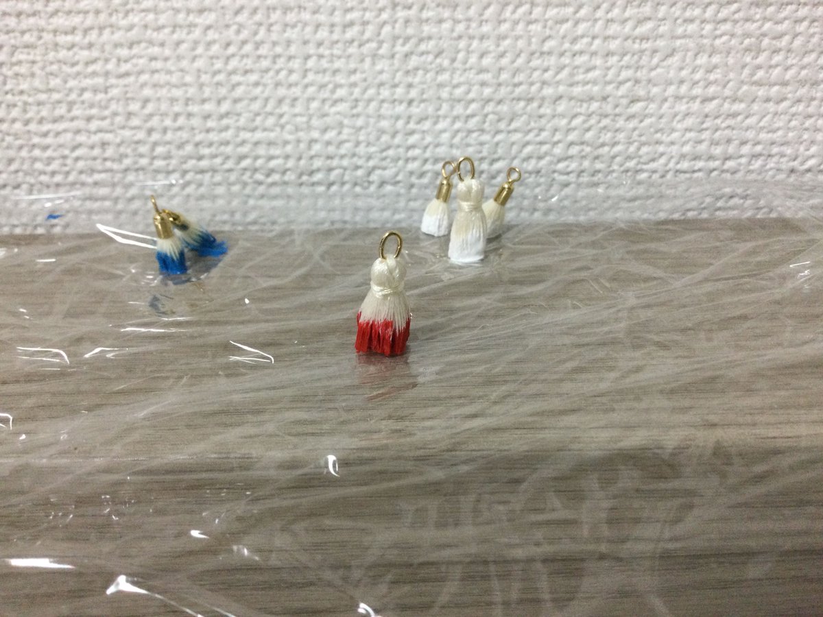 こちら、製作途中の様子です。
タッセルというパーツを筆に見立て、絵の具を使って「ペンキが付いたハケ」をイメージしています。
この絵の具が乾いたらレジンでコーティングしてパーツ完成、その後アクセサリーに加工していきます！
#ハンドメイドアクセサリー
#ハンドメイド好きさんとつながりたい