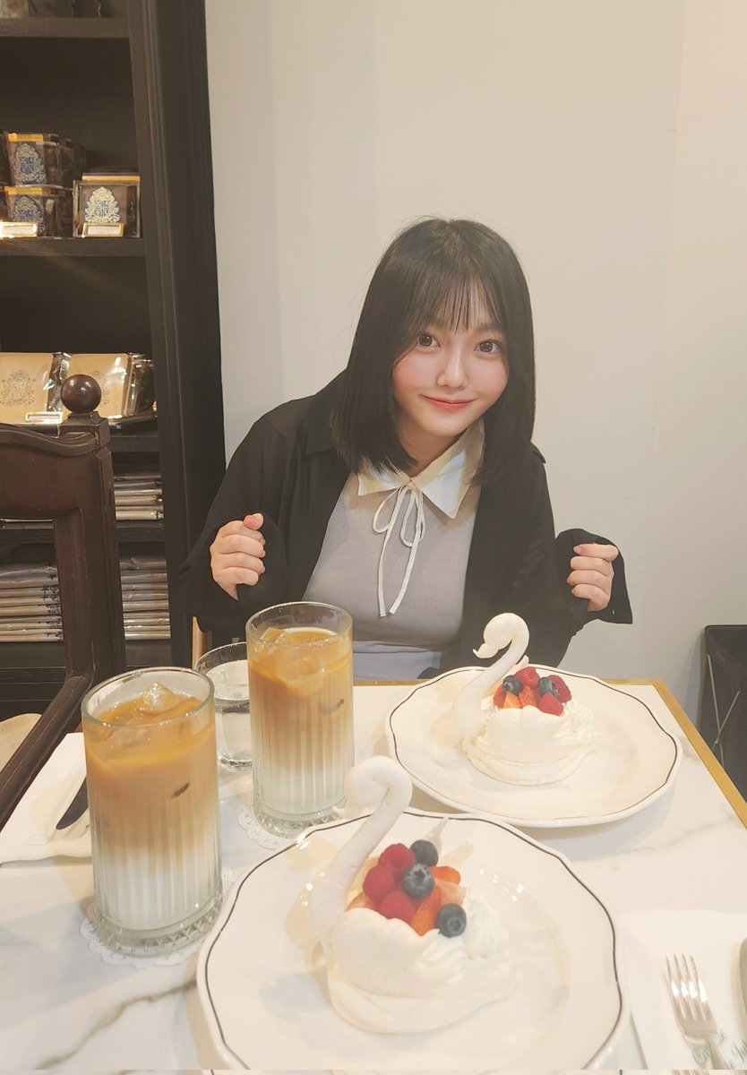 suzu_suzuhara's tweet photo. お友達とカフェに行きました🦋🗝

急に声掛けたのに忙しい中会ってくれて大感謝です、、🥹いーっぱい話聞いてくれて、めちゃくちゃ救われましたダイスキ!!♡💭

カフェでは、繊細で美しいスワンのパブロバをいただきましたよ〜~🦢✨️ https://t.co/vx8paXIfeK