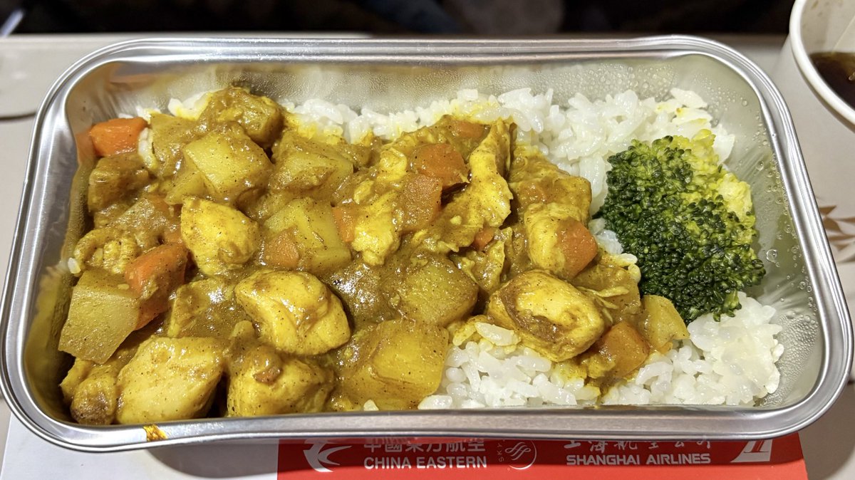aoyu1729's tweet photo. 最近乗った中華系航空会社の機内食シリーズ。この映えなさが嫌いじゃないです。 https://t.co/JA5vz2MfIH
