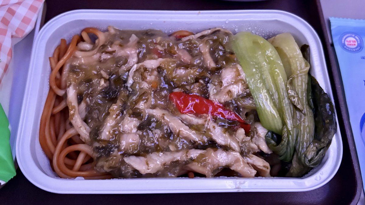 aoyu1729's tweet photo. 最近乗った中華系航空会社の機内食シリーズ。この映えなさが嫌いじゃないです。 https://t.co/JA5vz2MfIH